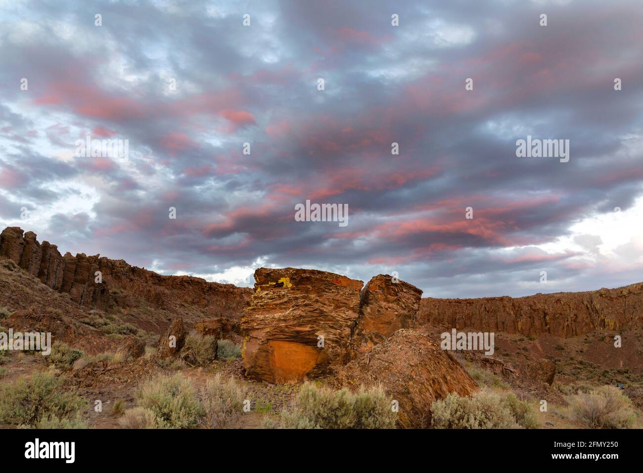 WA20222-00......WASHINGTON - Rock formations in Frenchman Coulee near Vantage. Stock Photo
