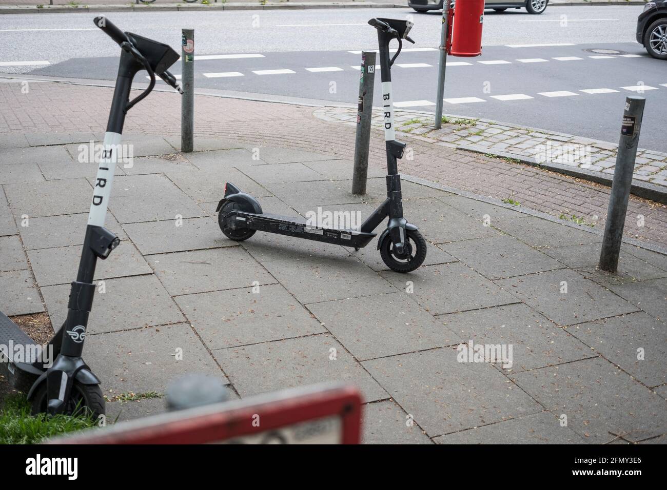 Ärgerlich: auf Fußweg abgestellte e-scooter. Stock Photo