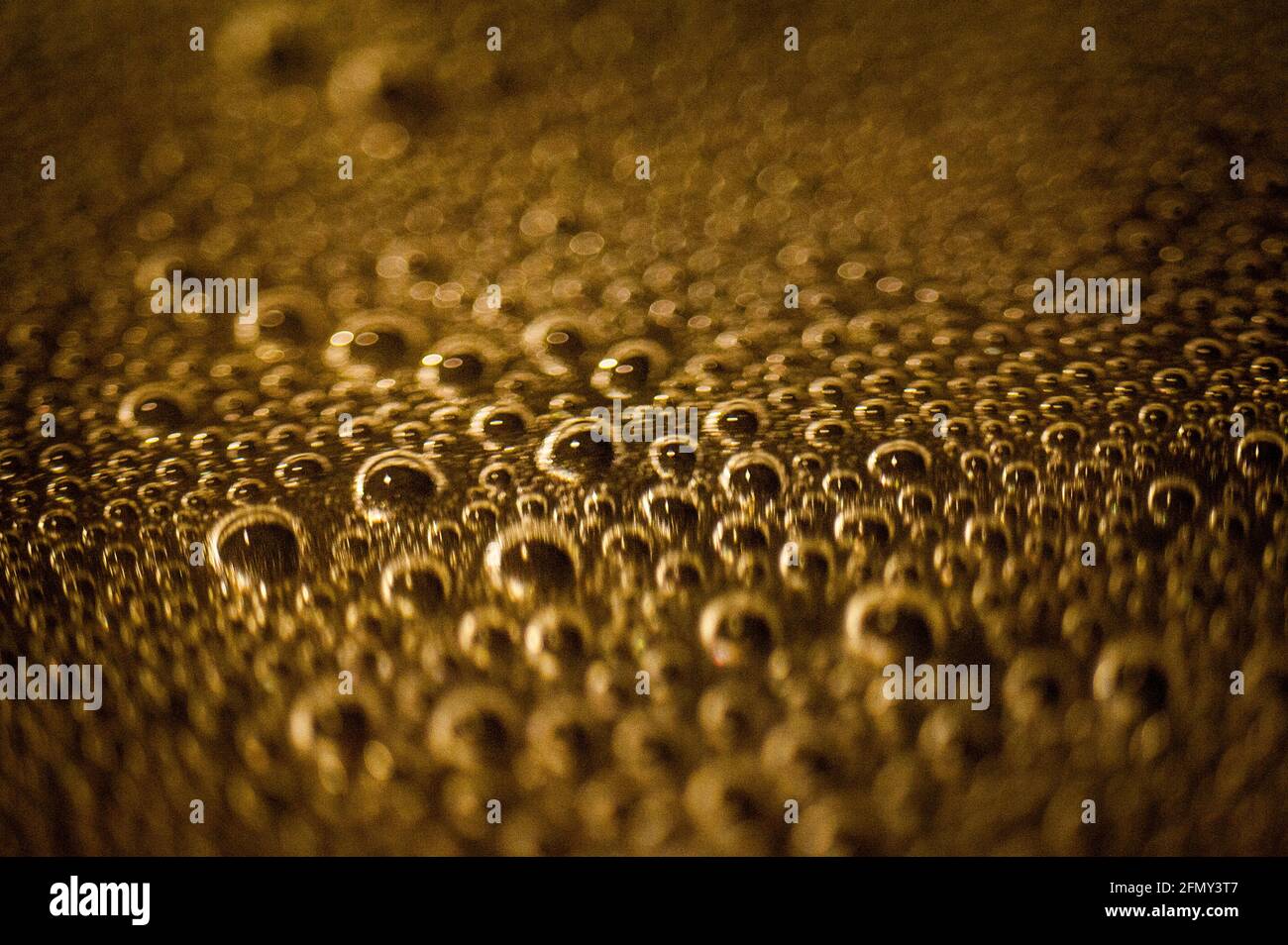 aufsteigende Luftblasen von kochendem Wasser Stock Photo