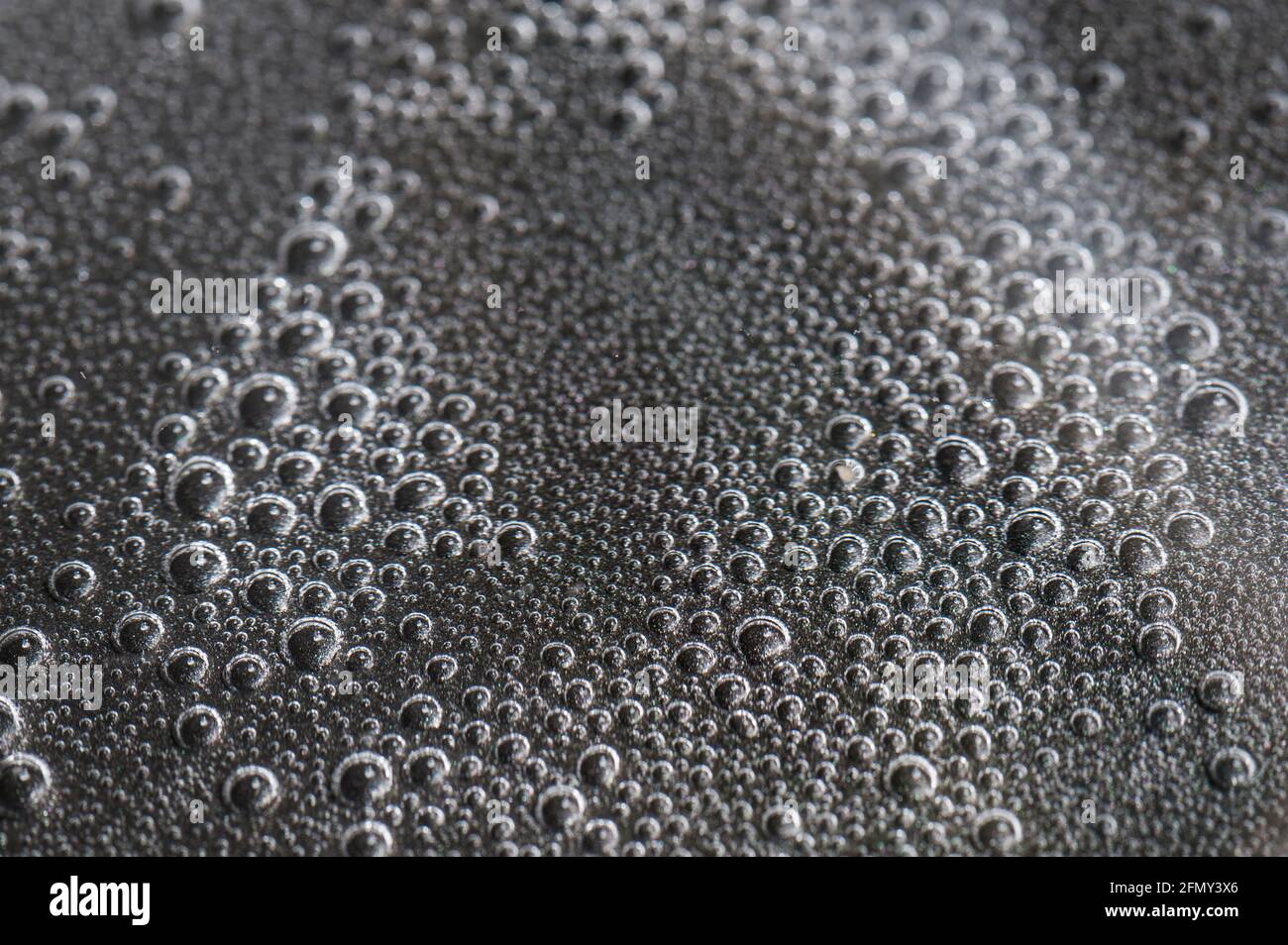 aufsteigende Luftblasen von kochendem Wasser Stock Photo