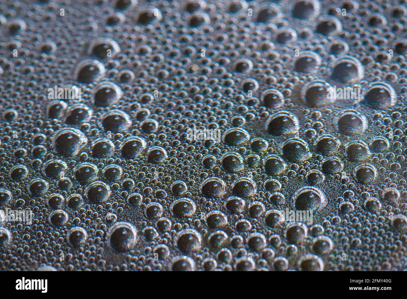 aufsteigende Luftblasen von kochendem Wasser Stock Photo