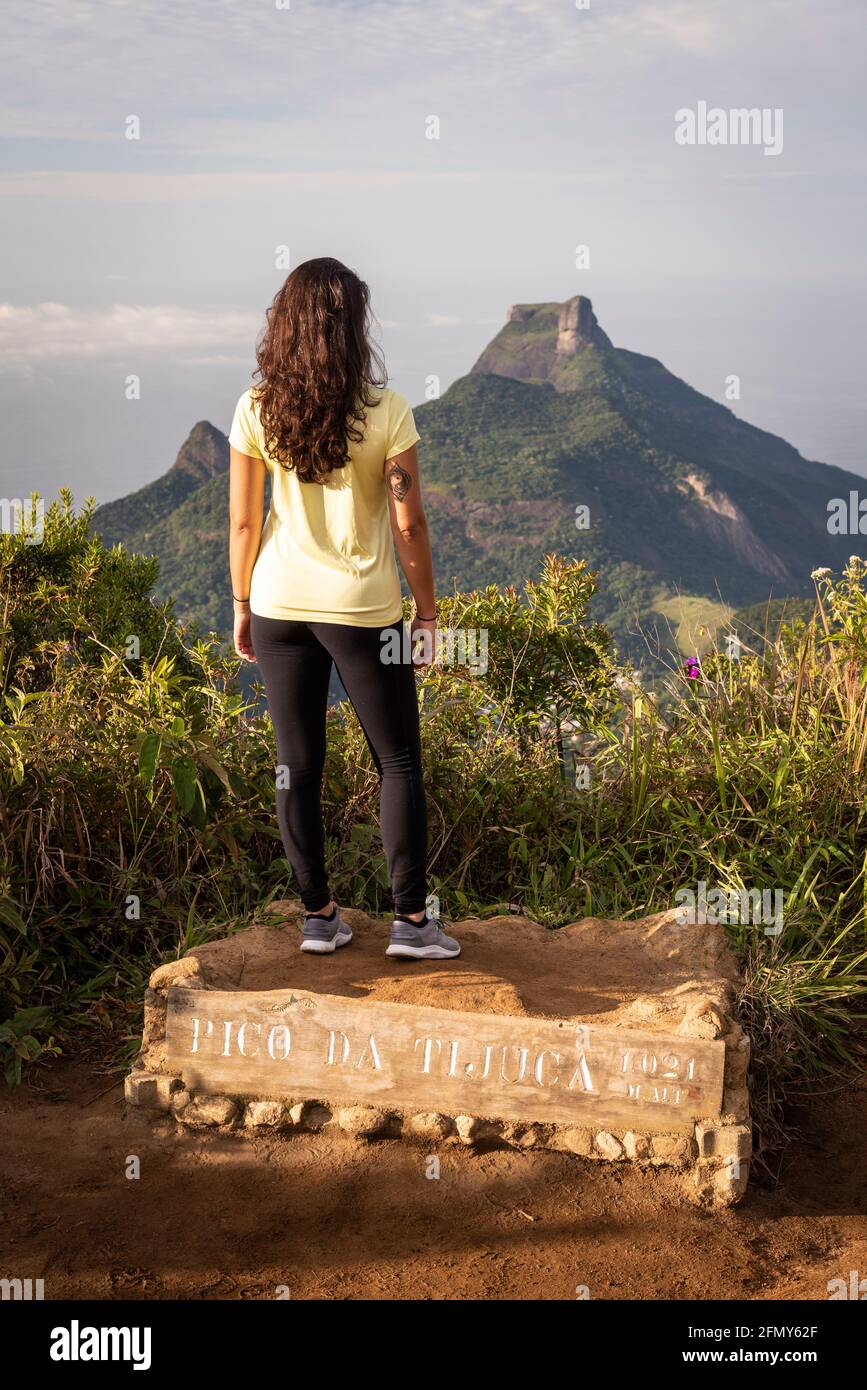 Beautiful woman mountain top hi-res stock photography and images - Alamy