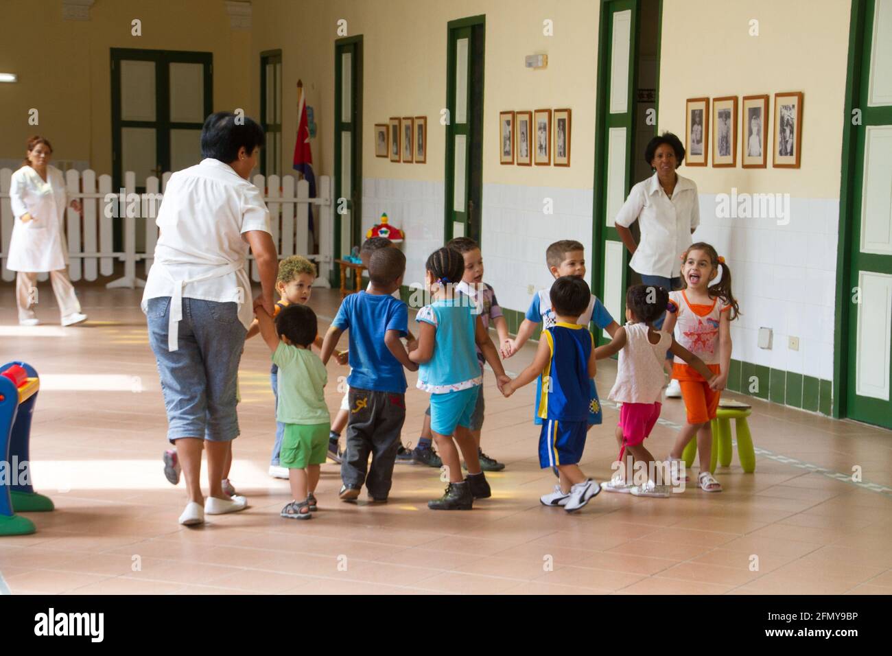 Children circle teacher hi-res stock photography and images - Alamy