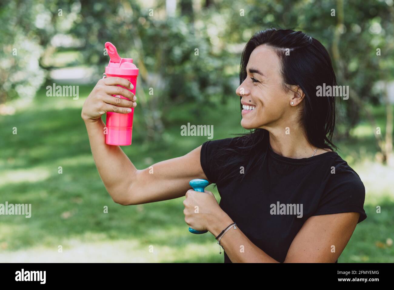 Require 20. Девушка смешивает шейкер. Девушка пьет протеин. Девушка спортсменка с предметом в руке фото. Девушка спортсменка с массажером в руке фото.