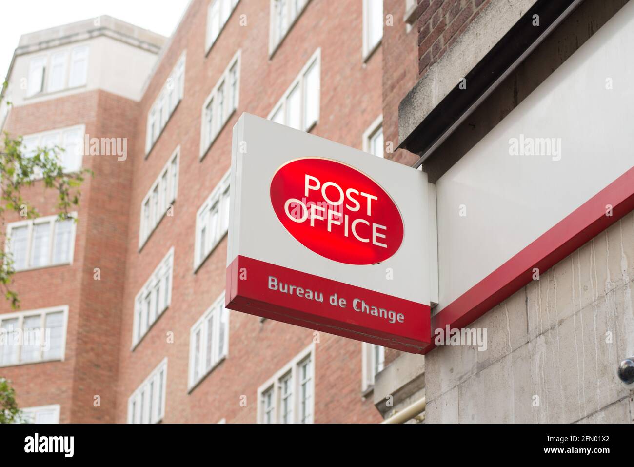 Modern Post Office Bureau de Change Kensington Shop Sign Stock Photo
