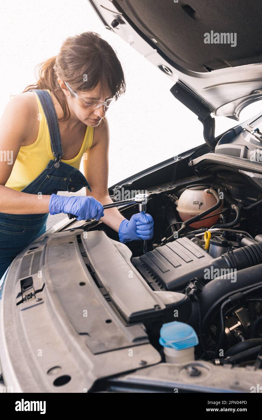 Girl mechanic hi-res stock photography and images - Page 12 - Alamy