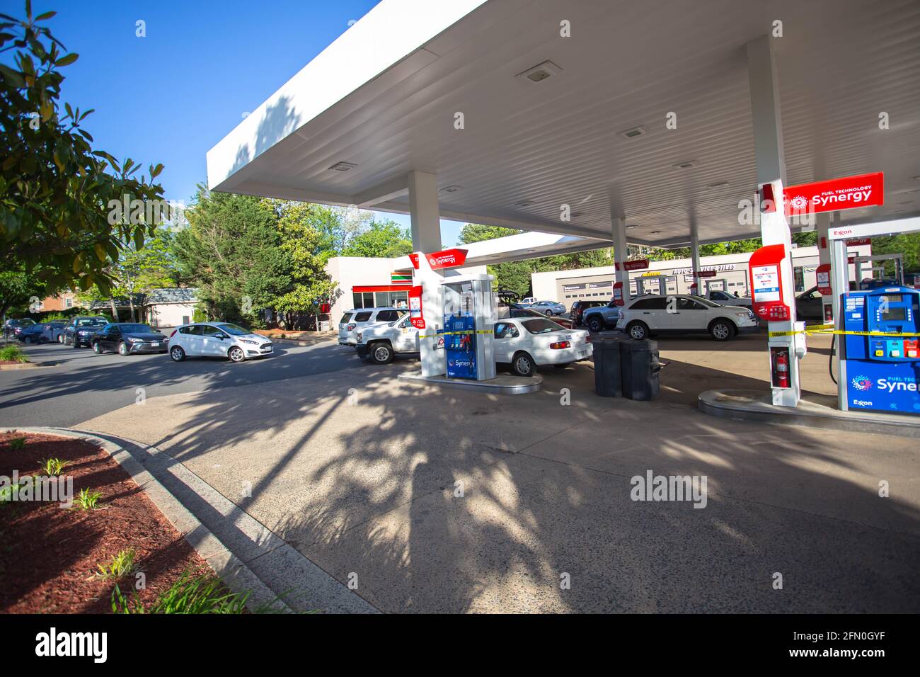 Arlington, USA. May 12, 2021. Hoping to find gas, motorists surround