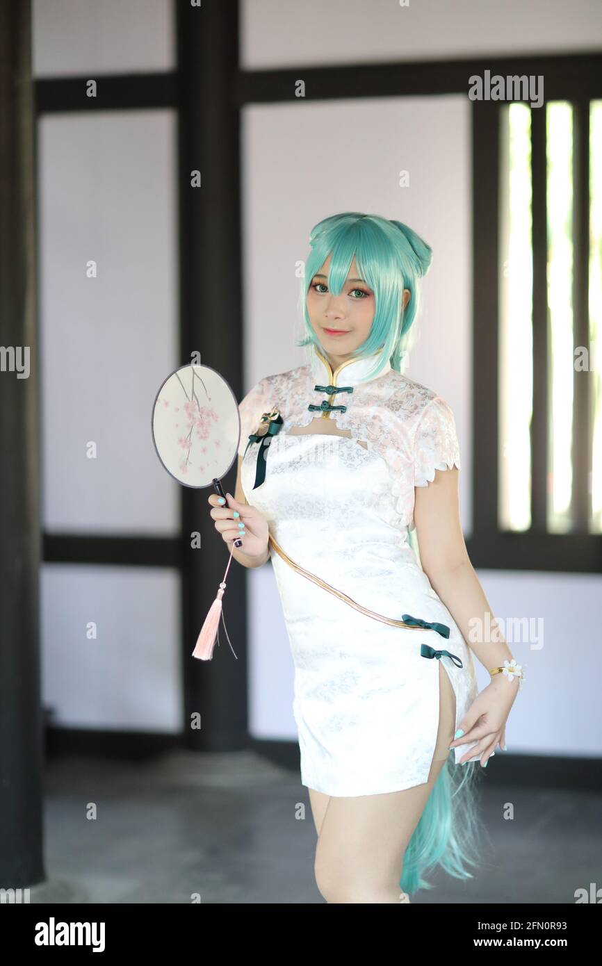 Japan anime cosplay portrait of a girl with chinese dress costume in  chinese garden foto de Stock