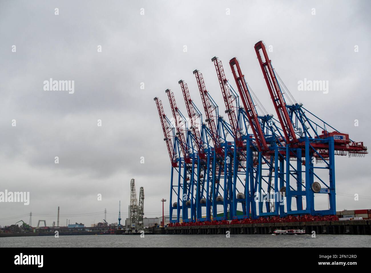 Container terminal at the port Hamburg ,Four high performance container ...