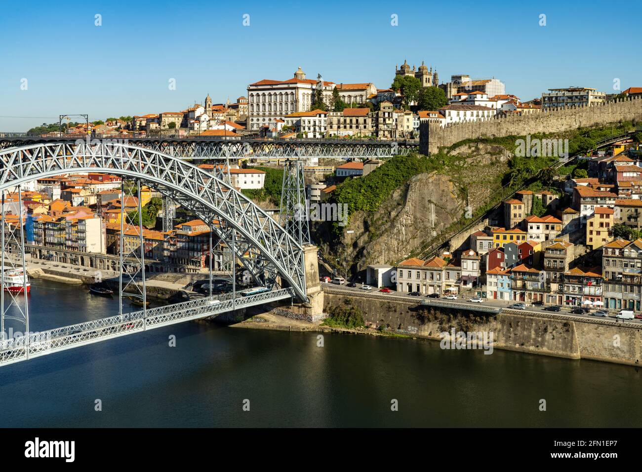 Brücke Ponte Dom Luís I über den Fluss Douro und die Altstadt von Porto, Portugal, Europa   |  Dom Luís I Bridge over Douro river and the historic old Stock Photo