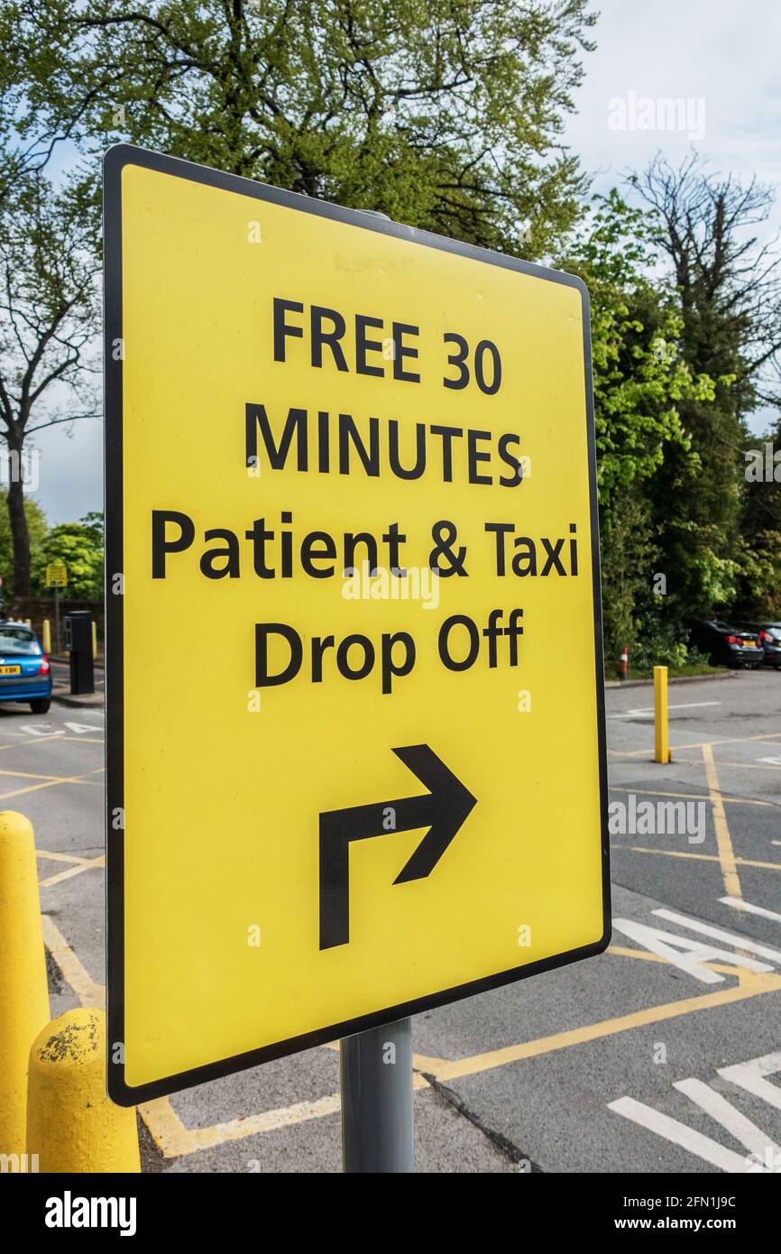 Free 30 minutes patient and taxi drop off direction sign at hospital Stock Photo