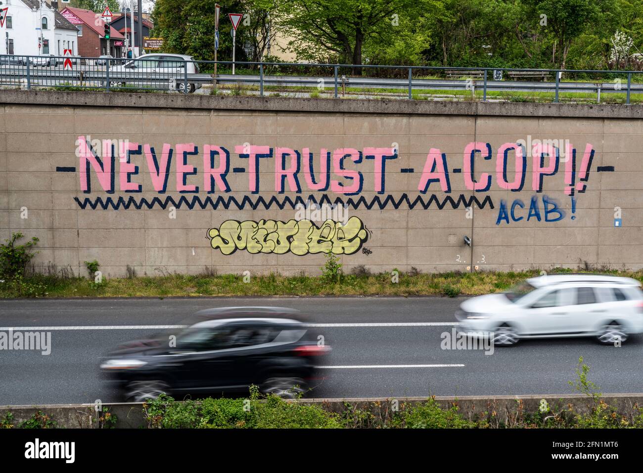 Graffiti, mural on the A40 motorway, Mülheim-Styrum junction, Never trust a cop, criticism of the police, verbal violence against police officers, Mül Stock Photo