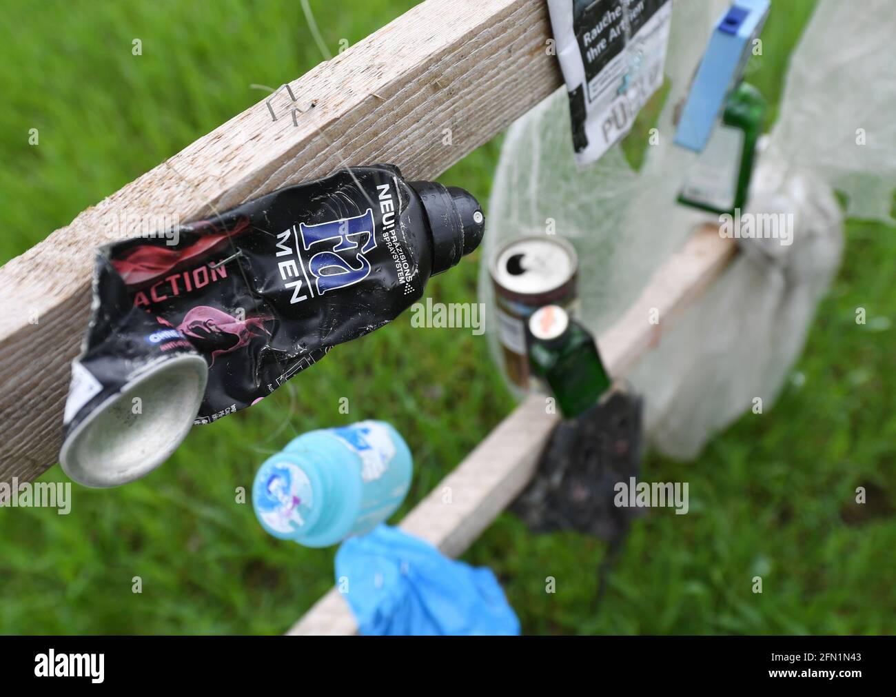 Geretsried, Germany. 13th May, 2021. At the edge of a meadow stands a 'garbage tree' that a farmer has erected there. Hanging from it are bottles, cans and other rubbish that the farmer finds in his field. Credit: Angelika Warmuth/dpa/Alamy Live News Stock Photo