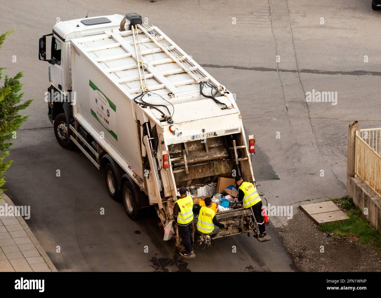 Dustbin lorry hires stock photography and images Alamy