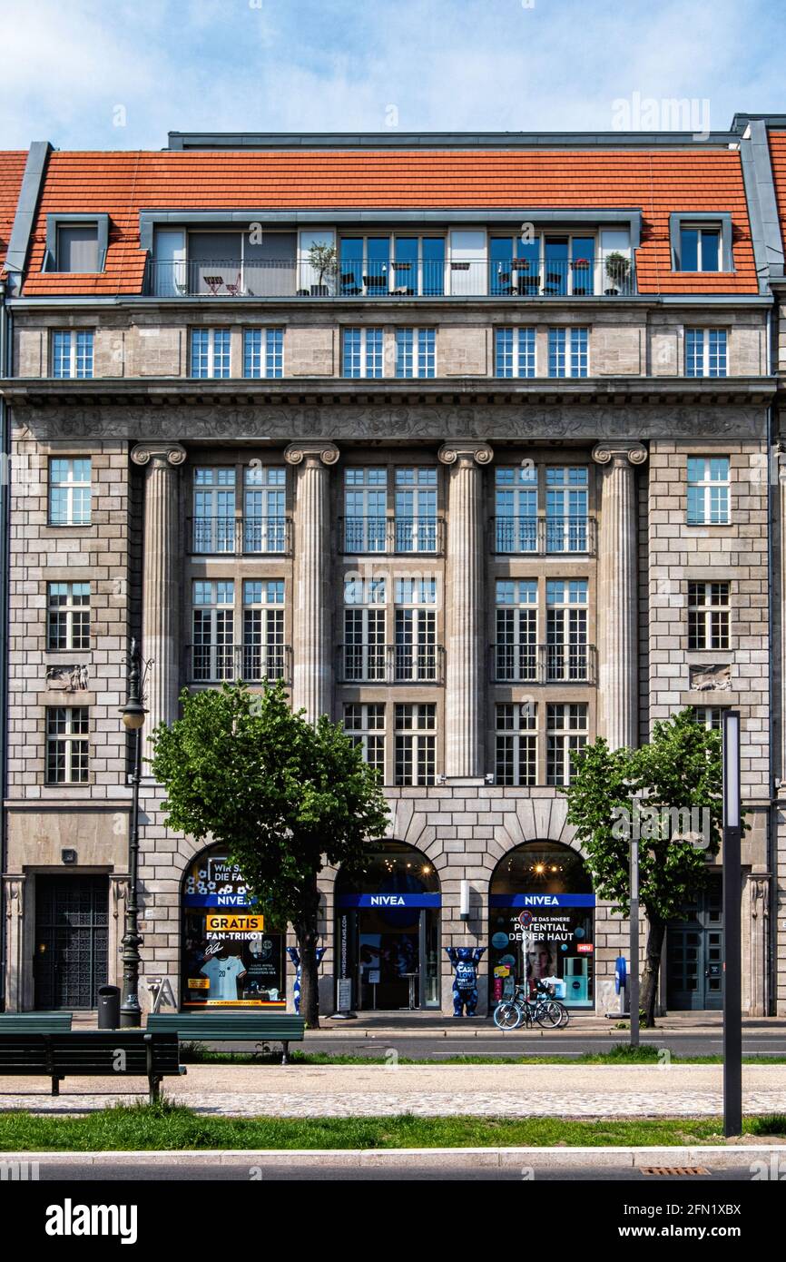 Historic listed early 20th century building. Unter den Linden 28-30 in Mitte-Berlin was built in 1912/13 by Daimler-Benz Architect Alfred Klingenberg Stock Photo