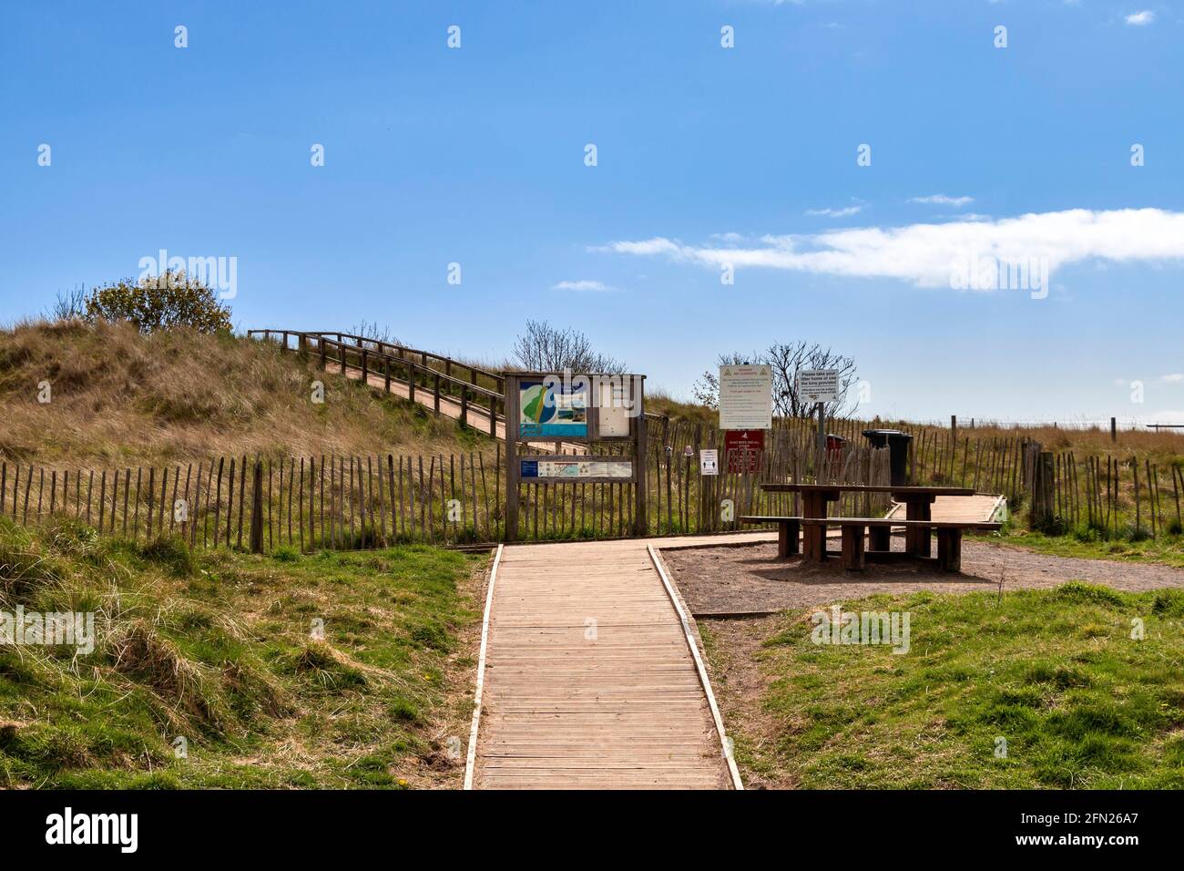 LUNAN BAY AND BEACH ANGUS SCOTLAND BOARDWALK AND SIGNS LEADING TO THE VIEWPOINT Stock Photo