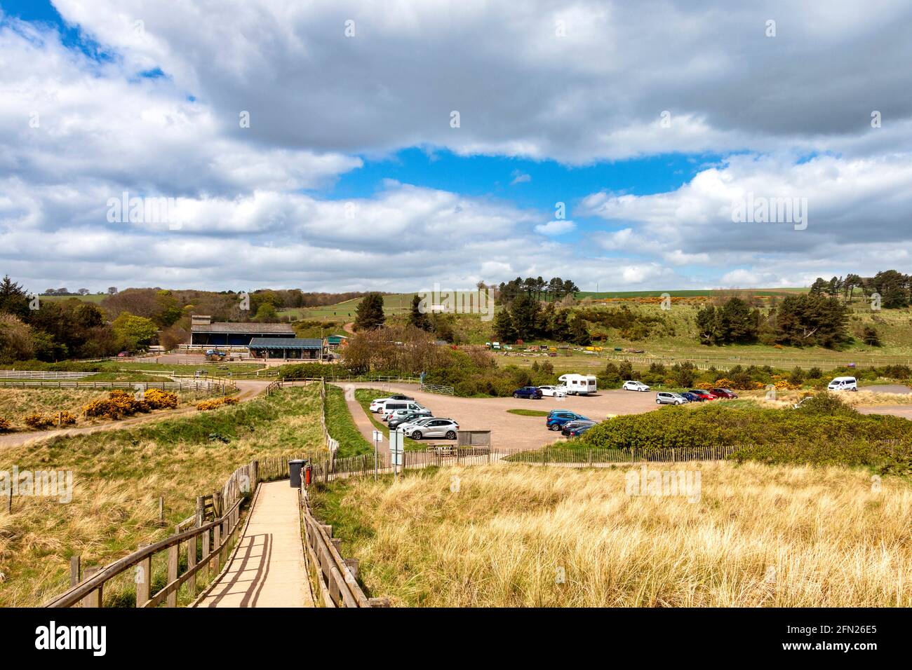 LUNAN BAY AND BEACH ANGUS SCOTLAND THE RESTAURANT CAR PARKS AND CAMPING GROUNDS Stock Photo