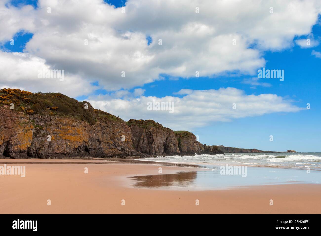 LUNAN BAY AND BEACH ANGUS SCOTLAND THE SOUTHERN SANDY BEACH AND CLIFFS WITH CAVES Stock Photo