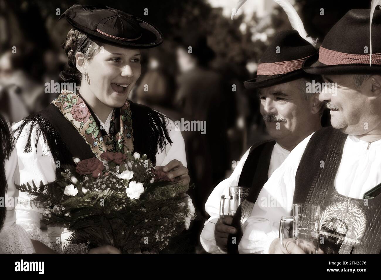 schöne attraktive Frau mit Tracht und Dirndl und Hut in Meran beim Weinfest und Trachtenfest und Trachtenumzug in den Dolomiten in Südtirol Italien Stock Photo