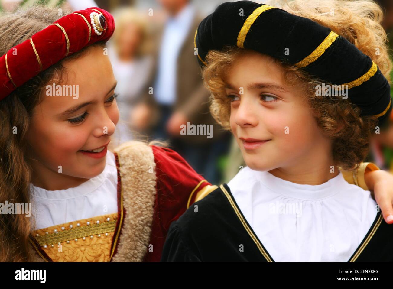 Landshuter Hochzeit beim historischen Festzug Mädchen und Junge mit Verkleidung und Kostüm sehen sich verliebt  in die Augen Stock Photo