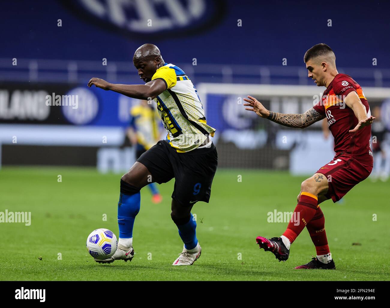 Romelu Lukaku of FC Internazionale and Gianluca Mancini of AS Roma in action during the Serie A 2020/21 football match b / LM Stock Photo