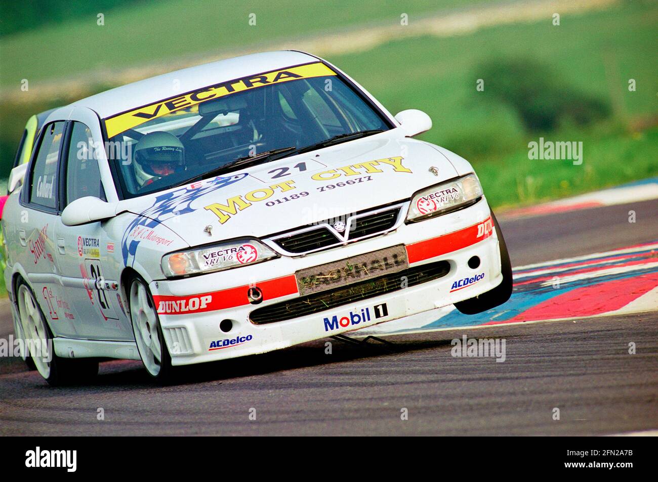 Rob Collard racing in a Vauxhall Vectra at Thruxton motor racing circuit in 1999 Stock Photo