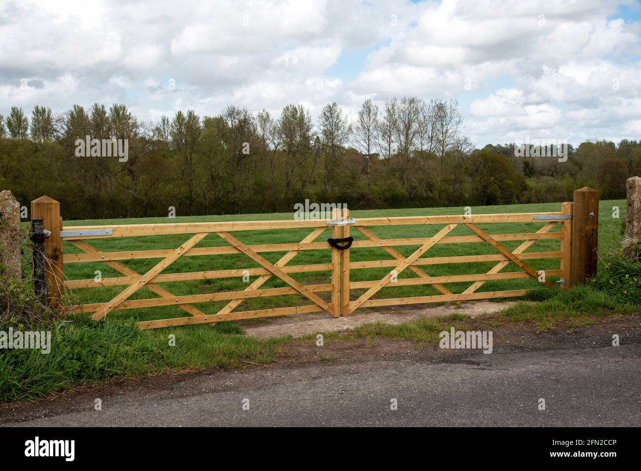 Hampshire, England, UK. 2021. Double five bar gates locked and securing a farmers field in Hampshire countryside, England, UK Stock Photo