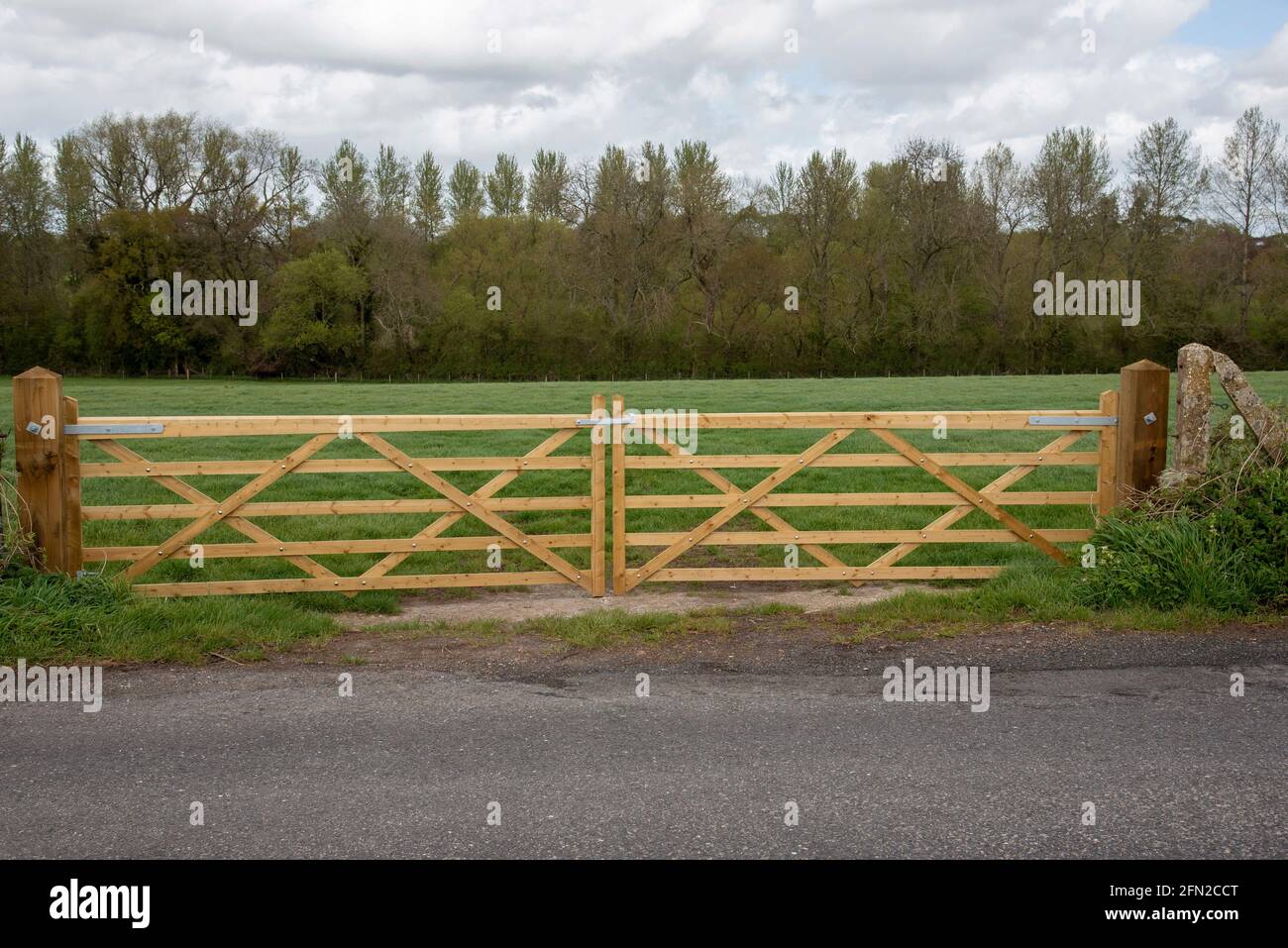 Hampshire, England, UK. 2021. Double five bar gates securing a farmers field in Hampshire countryside, England, UK Stock Photo