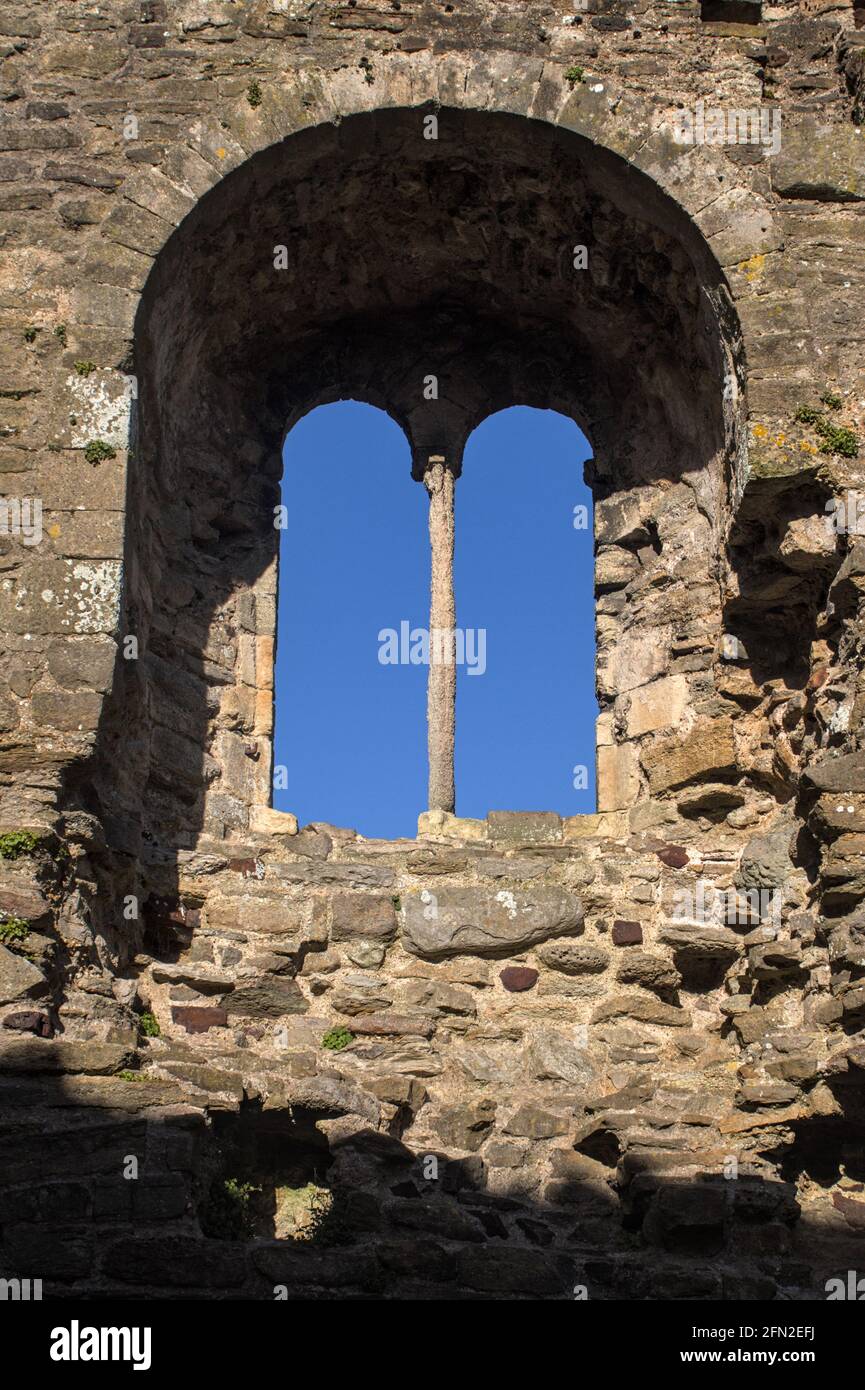 Round Arch Window In The Ruins Of The 12th Century Stone Norman House, Constables House, Christchurch UK Stock Photo