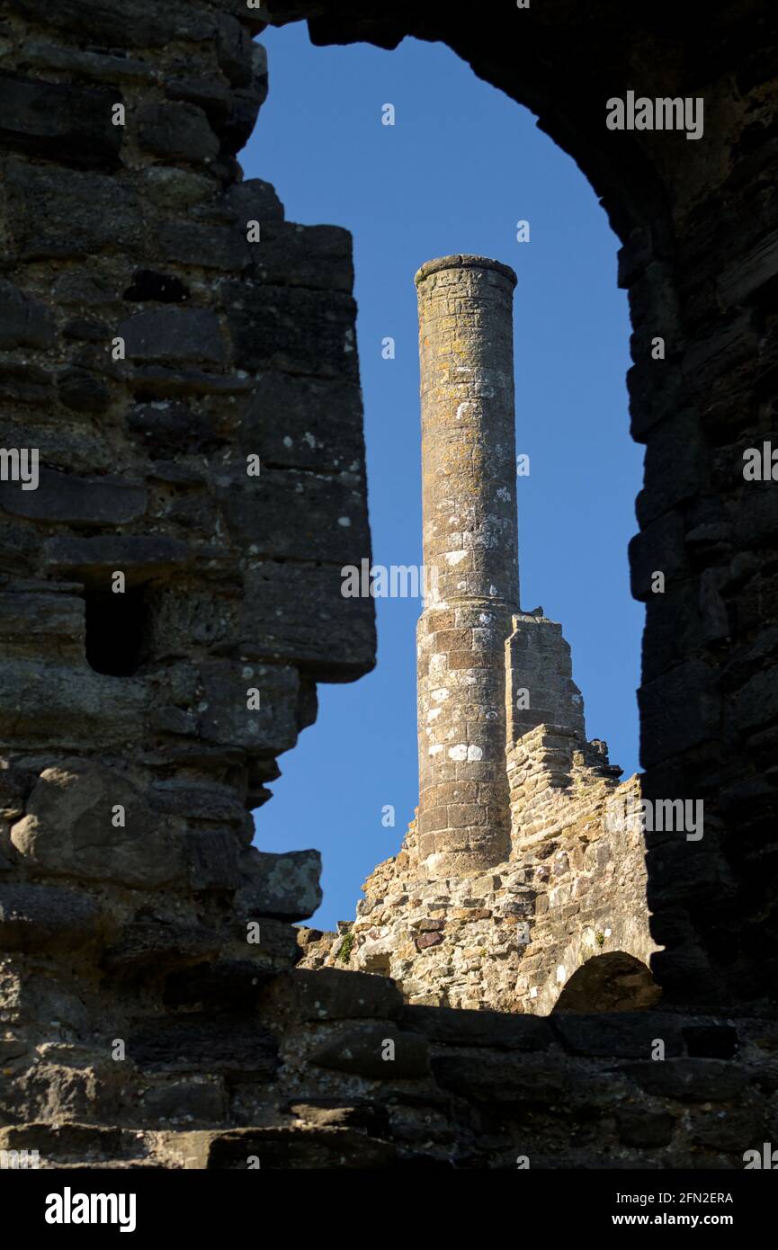 Rare Norman Chimney Viewed Through The Ruins Of The Window Of A 12th Century Stone Norman House Used As A Chamber Block For Richard Baldwin 2nd Earl Stock Photo