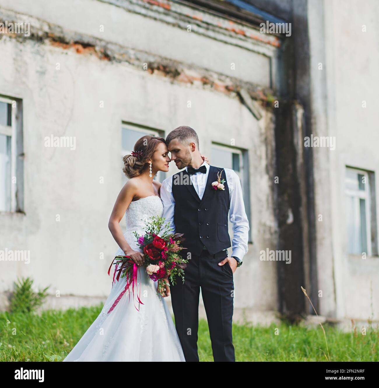 Happy wedding couple hi-res stock photography and images - Alamy