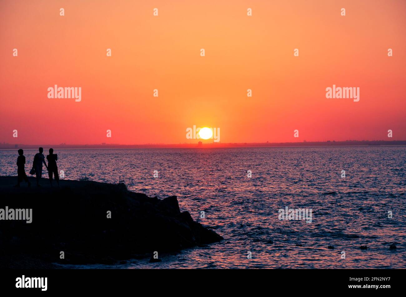 Silhouette friends sunset water hi-res stock photography and images - Alamy