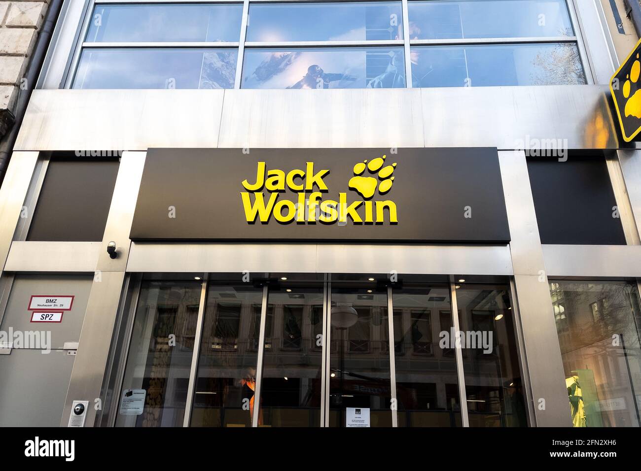 Jack wolfskin hi-res stock photography and images - Alamy