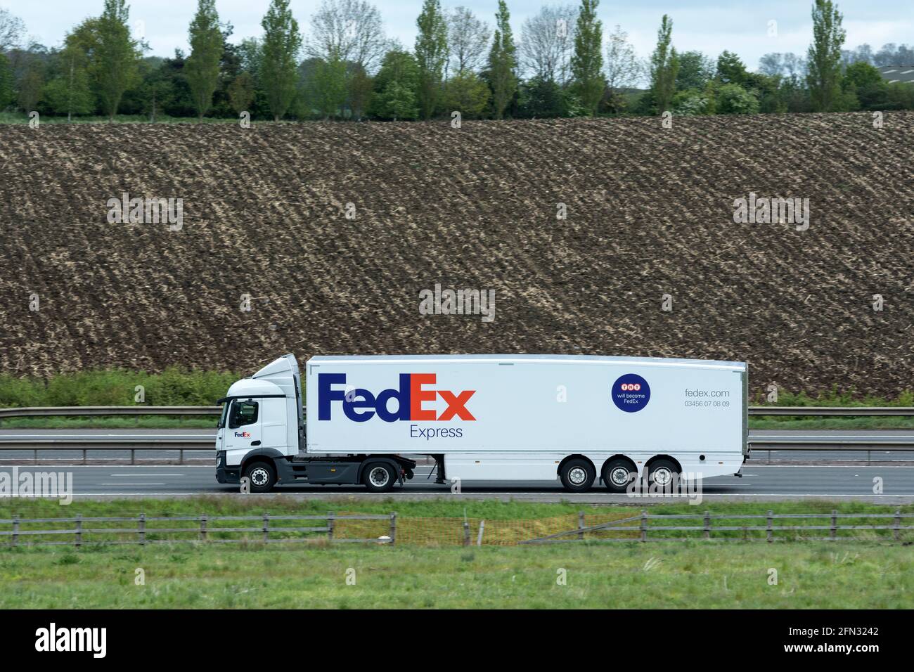 A Fedex lorry on the M40 motorway, Warwickshire, UK Stock Photo