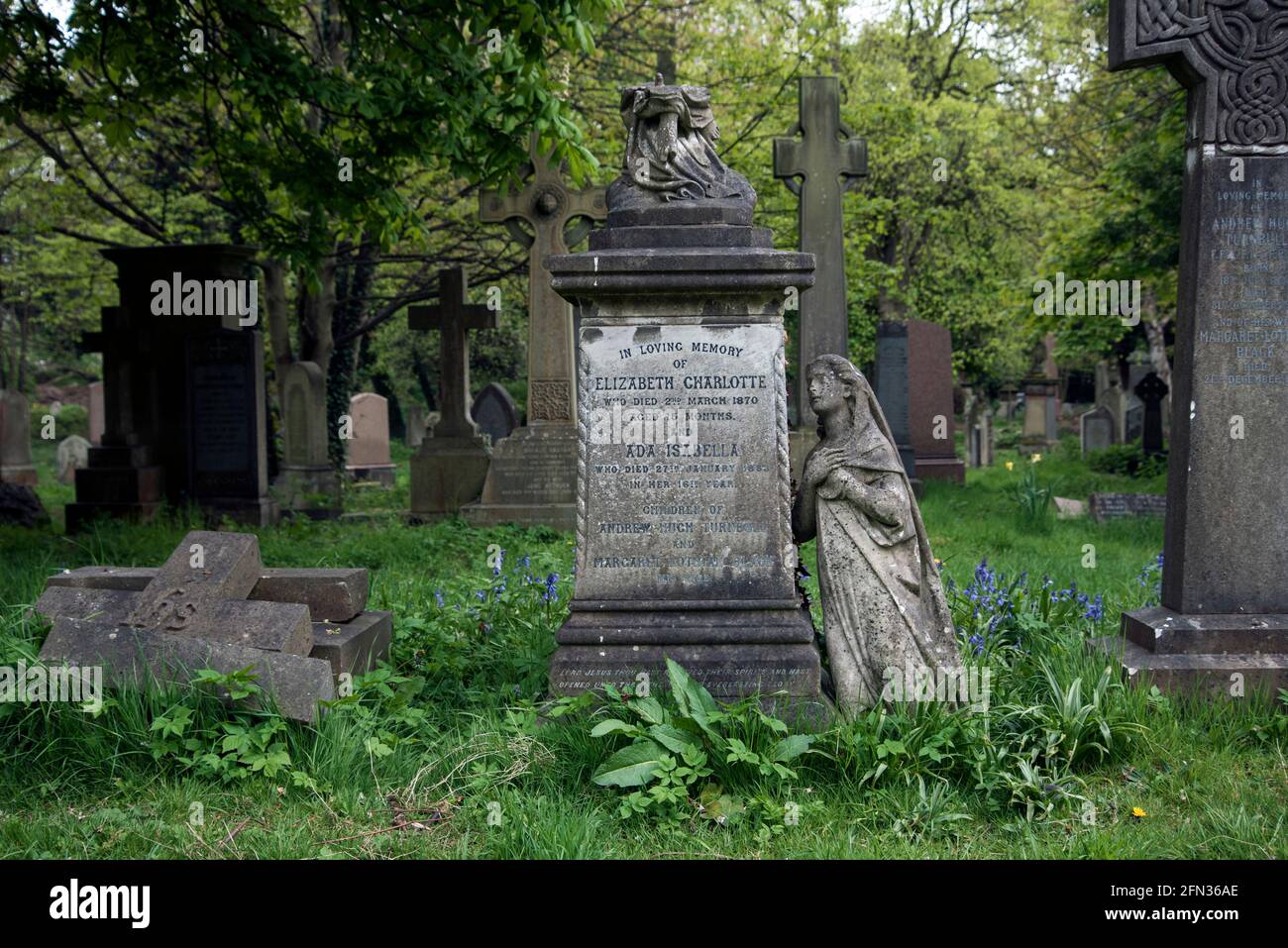 Broken monument in Warriston Cemetery, Edinburgh, Scotland, UK. Stock Photo