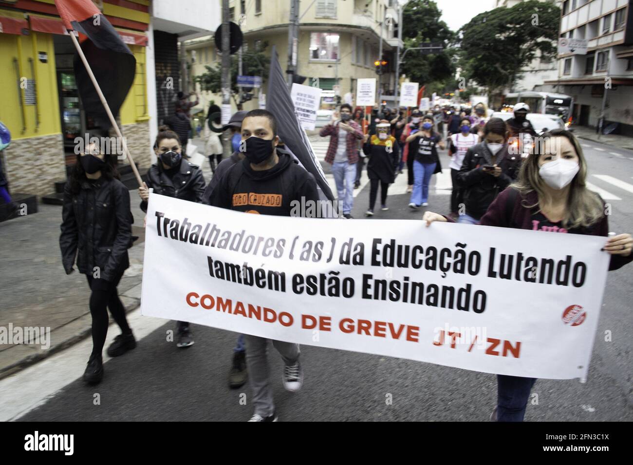 Sao Paulo,  Brazil. 13th May, 2021. (INT) Education professionals protest in Sao Paulo. May 13, 2021, Sao Paulo, Brazil: Education professionals and students protest at Brigadeiro Luis Antonio avenue, in downtown Sao Paulo, for the halt in activities and in repudiation of the people who had lost their lives to Covid-19, this Thursday (13). Credit: Leco Viana/TheNews2 Credit: Leco Viana/TheNEWS2/ZUMA Wire/Alamy Live News Stock Photo