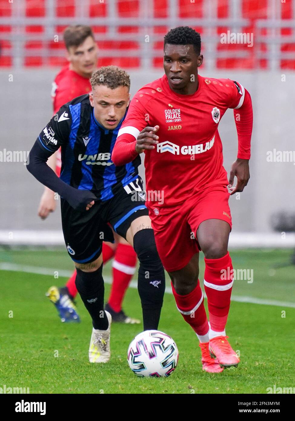 Anderlecht's Kristoffer Olsson and Club's Noa Lang fight for the ball  during a soccer match between RSC Anderlecht and Club Brugge KV, Sunday 03  Octob Stock Photo - Alamy