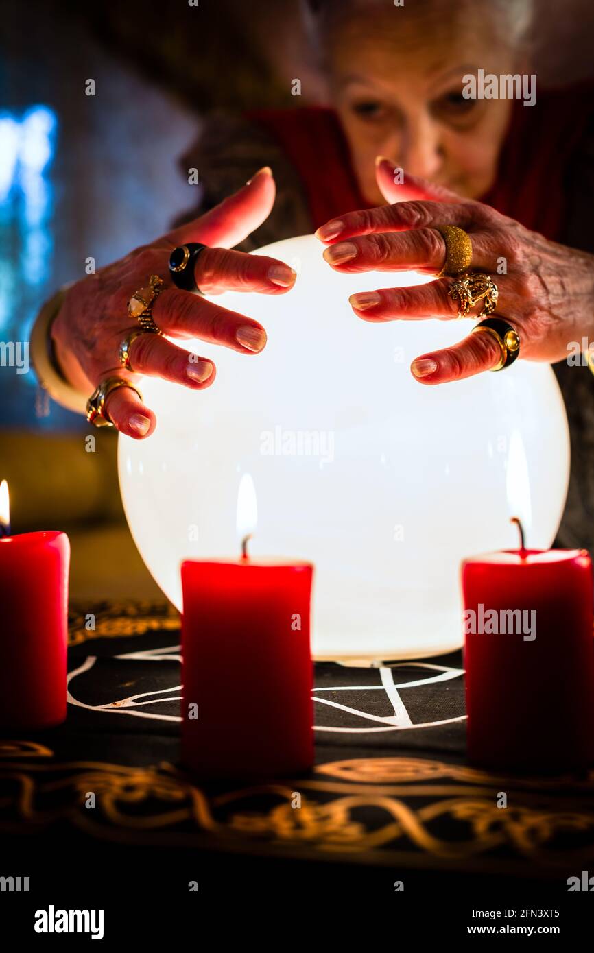 Female or esoteric Oracle, sees in the future by looking