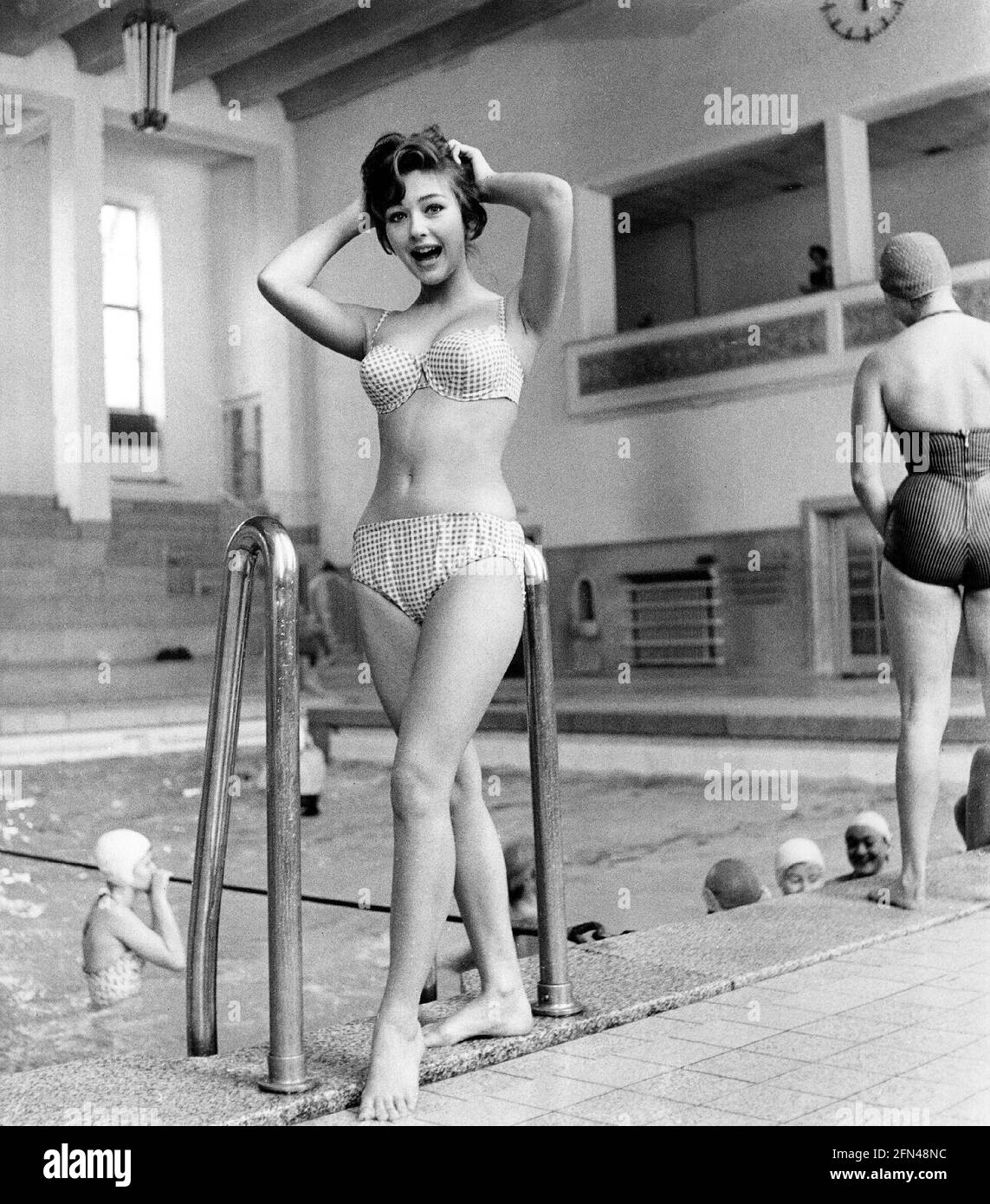Kaufmann, Christine, 11.1.1945 - 28.3.2017, German actress, wearing bikini, swimming bath, late 1950s, ADDITIONAL-RIGHTS-CLEARANCE-INFO-NOT-AVAILABLE Stock Photo