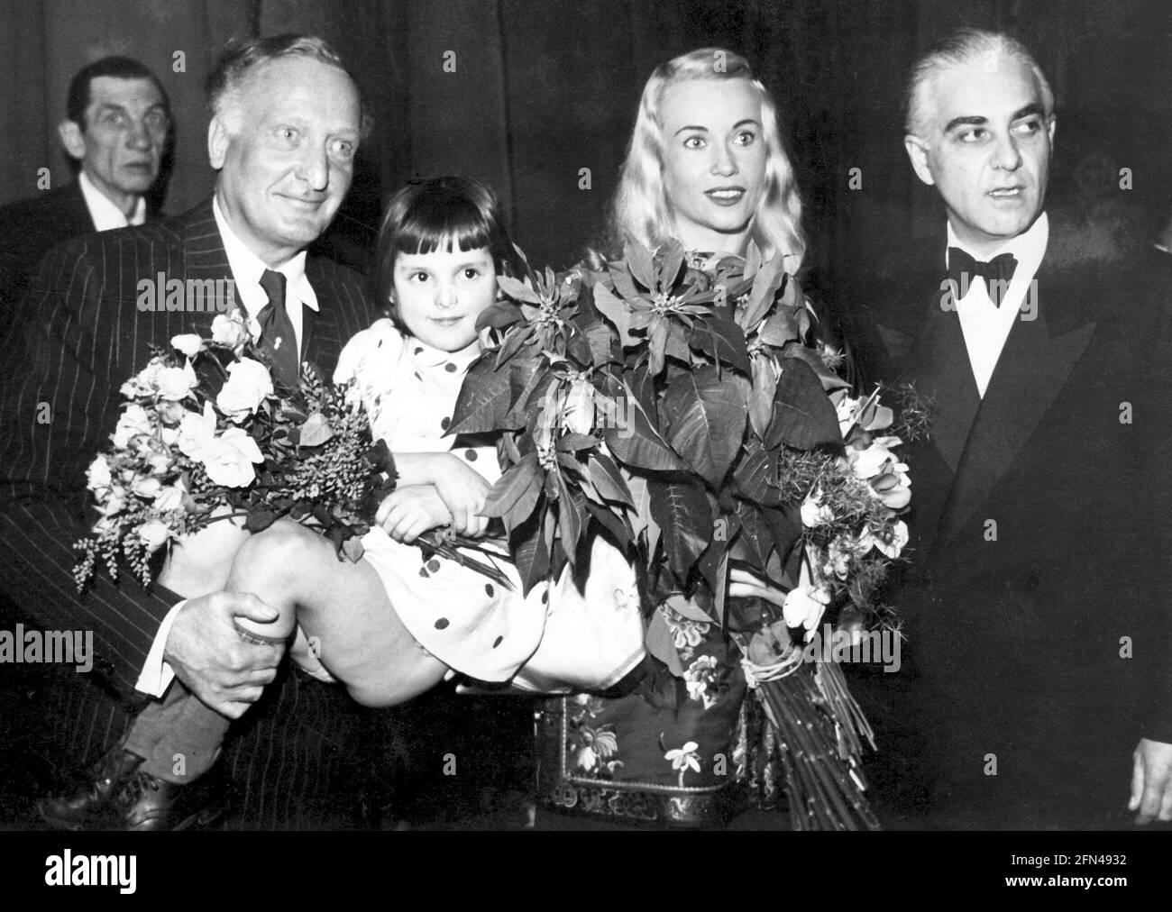 Albers, Hans, 22.9.1891 - 24.7.1960, German actor, group picture, with Heidi Scharf, Marianne Lutz, ADDITIONAL-RIGHTS-CLEARANCE-INFO-NOT-AVAILABLE Stock Photo