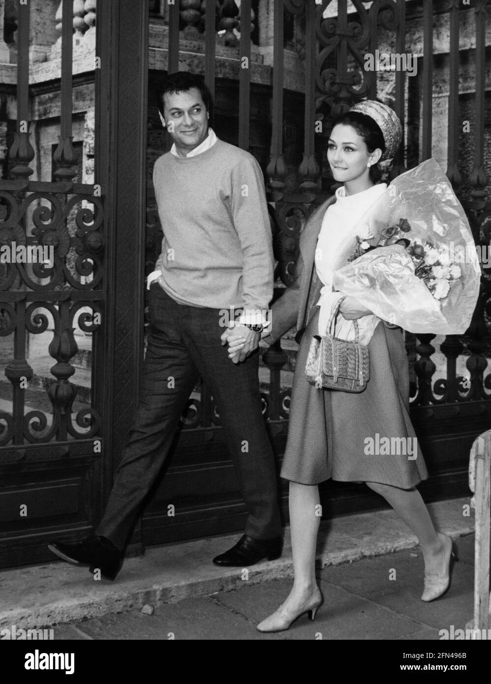 Kaufmann, Christine, 11.1.1945 - 28.3.2017, German actress, full length, with her husband Tony Curtis, ADDITIONAL-RIGHTS-CLEARANCE-INFO-NOT-AVAILABLE Stock Photo