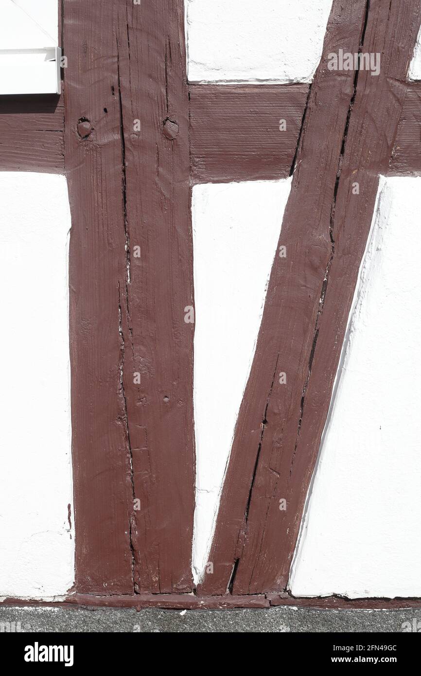 Braune Fachwerkbalken an weisser Hauswand, Goslar, Harz, Niedersachsen, Deutschland; Europa Stock Photo