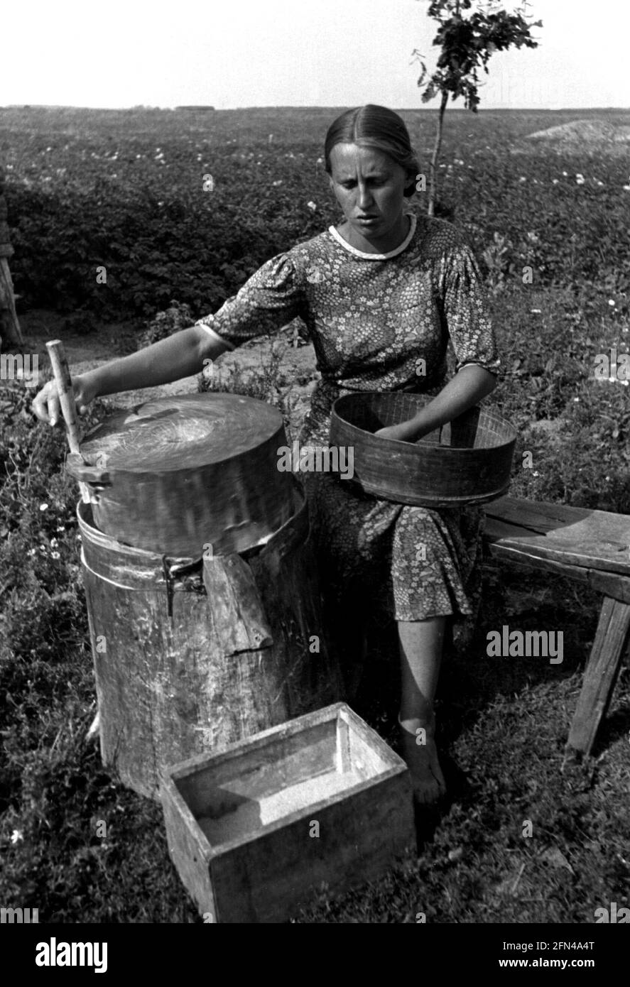 agriculture, Soviet Union, countrywoman with grain mill, ADDITIONAL-RIGHTS-CLEARANCE-INFO-NOT-AVAILABLE Stock Photo