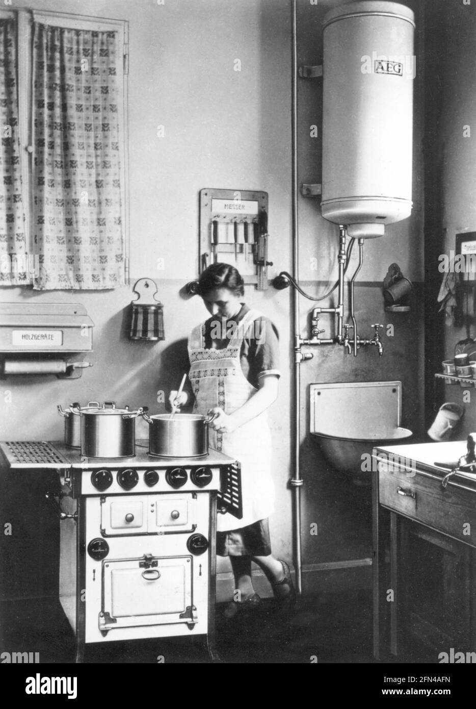 household, cooking and baking, woman standing at electric cooker of AEG,  circa 1930s, ADDITIONAL-RIGHTS-CLEARANCE-INFO-NOT-AVAILABLE Stock Photo -  Alamy