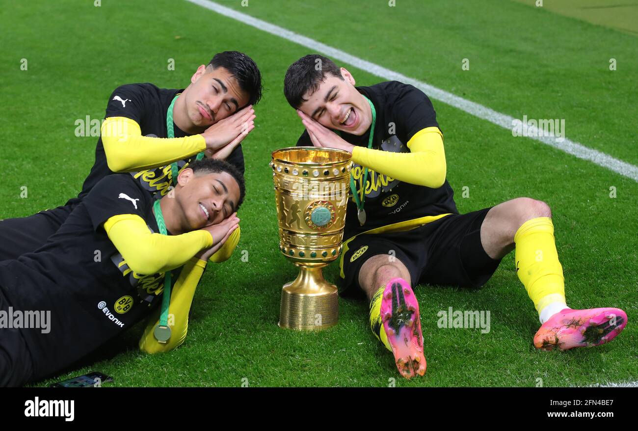 Berlin, Deutschland. 13th May, 2021. firo: 13.05.2021 Fuvuball: Soccer: DFB  Pokal, final season 2020/21 RB Leipzig - BVB, Borussia Dortmund 1: 4 We go  to sleep with the cup REINIER, BELLINGHAM and