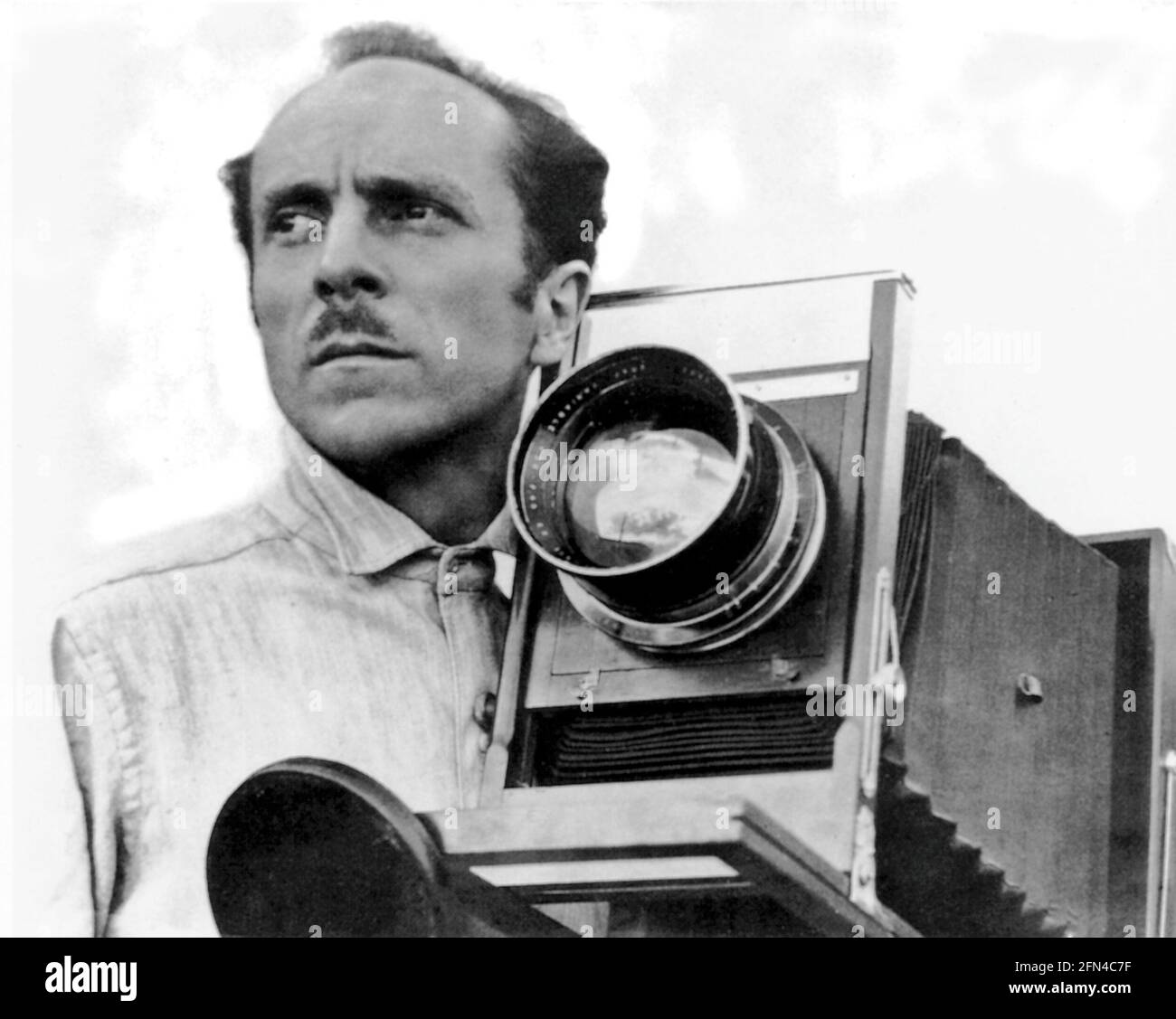 Weston, Edward, 24.3.1886 - 1.1.1958, American photographer, with his Graflex camera, ADDITIONAL-RIGHTS-CLEARANCE-INFO-NOT-AVAILABLE Stock Photo