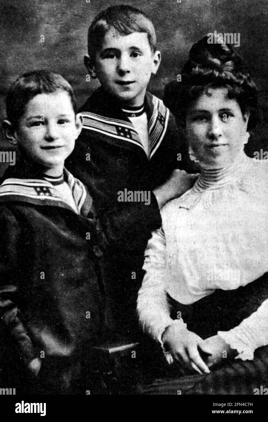 Brecht, Bertolt, 10.2.1898 - 14.8.1956, German author / writer, his mother Sophie Brecht, ADDITIONAL-RIGHTS-CLEARANCE-INFO-NOT-AVAILABLE Stock Photo