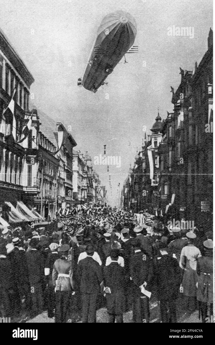 transport / transportation, aviation, airship, zeppelin LZ 6 the first time over Berlin, 29.8.1909, ADDITIONAL-RIGHTS-CLEARANCE-INFO-NOT-AVAILABLE Stock Photo
