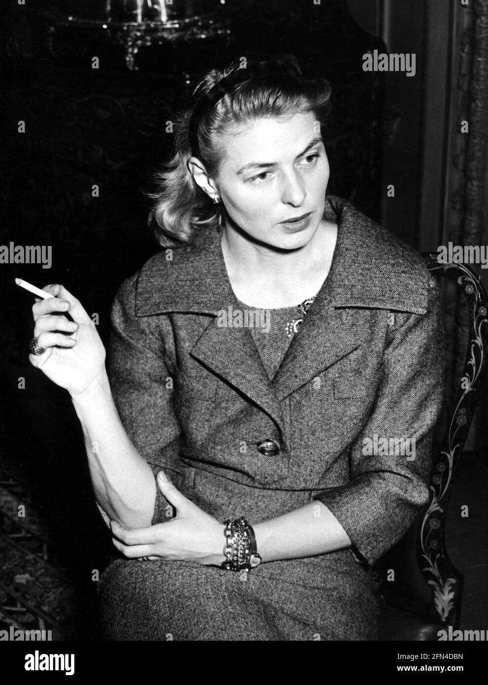 Woman smoke smoking cigarette Black and White Stock Photos & Images