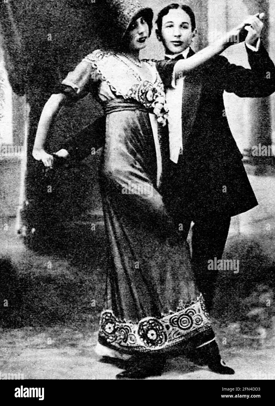 dance, tango, dancing couple, circa 1915, ADDITIONAL-RIGHTS-CLEARANCE-INFO-NOT-AVAILABLE Stock Photo